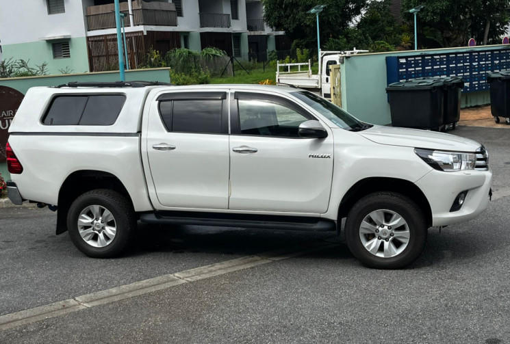 Toyota HILUX 2.4 Pickup double cabine AWD 150 cv // Peu kilométré // boite manuelle