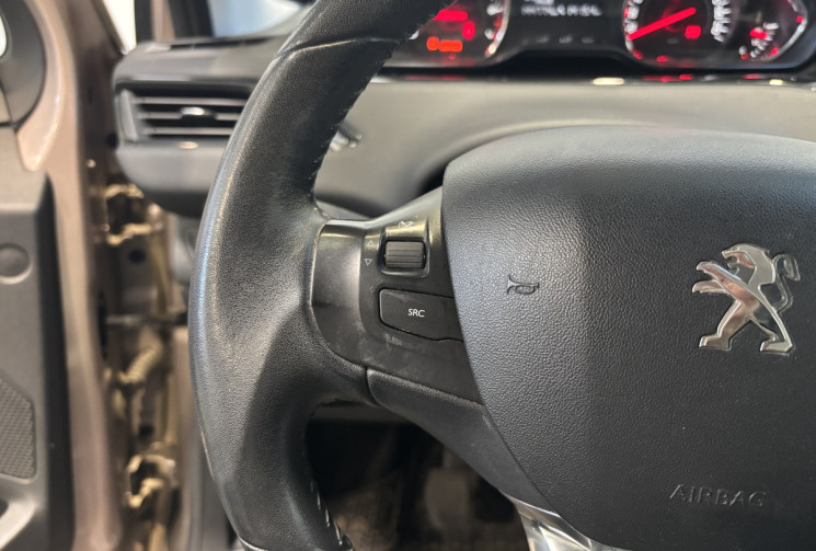 Peugeot 208 1.2 82 ch Active Distribution 2025 historique disponible