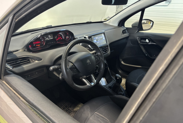 Peugeot 208 1.2 82 ch Active Distribution 2025 historique disponible