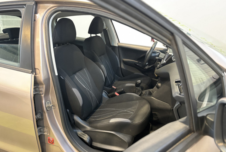 Peugeot 208 1.2 82 ch Active Distribution 2025 historique disponible