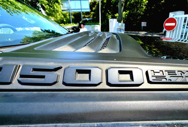 Dodge RAM 1500 Crew Cab Pick-up 5.7 V8 HEMI 4WD NIGHT EDITION LIMITED / ETHANOL CARTE GRISE E85