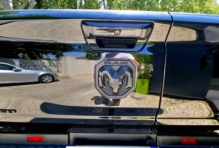 Dodge RAM 1500 Crew Cab Pick-up 5.7 V8 HEMI 4WD NIGHT EDITION LIMITED / ETHANOL CARTE GRISE E85