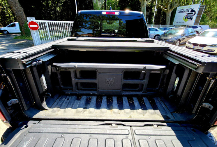 Dodge RAM 1500 Crew Cab Pick-up 5.7 V8 HEMI 4WD NIGHT EDITION LIMITED / ETHANOL CARTE GRISE E85