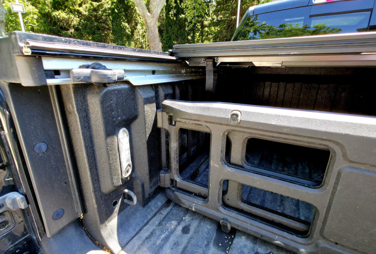 Dodge RAM 1500 Crew Cab Pick-up 5.7 V8 HEMI 4WD NIGHT EDITION LIMITED / ETHANOL CARTE GRISE E85