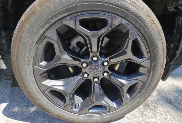 Dodge RAM 1500 Crew Cab Pick-up 5.7 V8 HEMI 4WD NIGHT EDITION LIMITED / ETHANOL CARTE GRISE E85