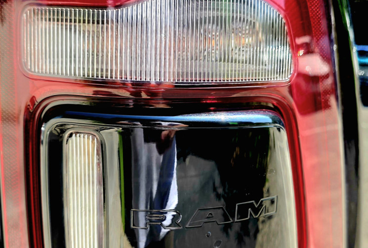 Dodge RAM 1500 Crew Cab Pick-up 5.7 V8 HEMI 4WD NIGHT EDITION LIMITED / ETHANOL CARTE GRISE E85