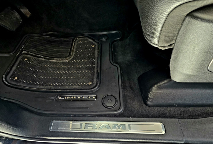 Dodge RAM 1500 Crew Cab Pick-up 5.7 V8 HEMI 4WD NIGHT EDITION LIMITED / ETHANOL CARTE GRISE E85