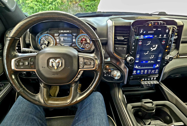 Dodge RAM 1500 Crew Cab Pick-up 5.7 V8 HEMI 4WD NIGHT EDITION LIMITED / ETHANOL CARTE GRISE E85