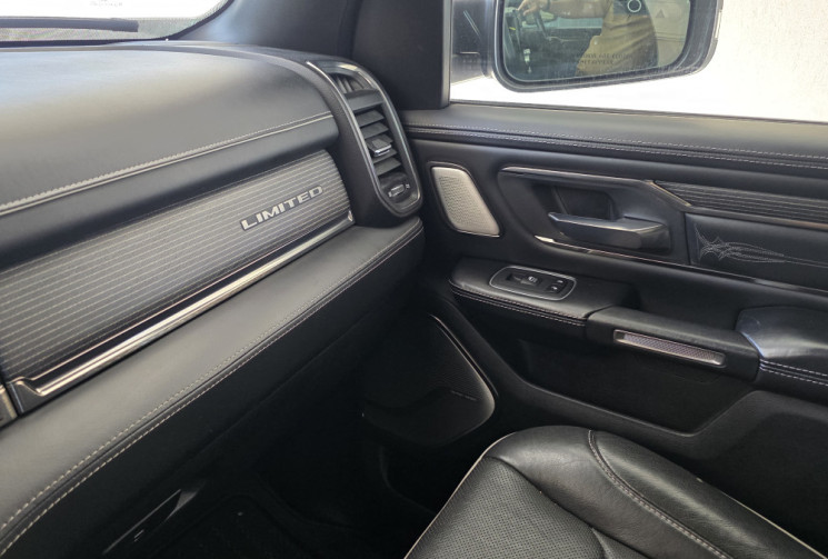 Dodge RAM 1500 Crew Cab Pick-up 5.7 V8 HEMI 4WD NIGHT EDITION LIMITED / ETHANOL CARTE GRISE E85