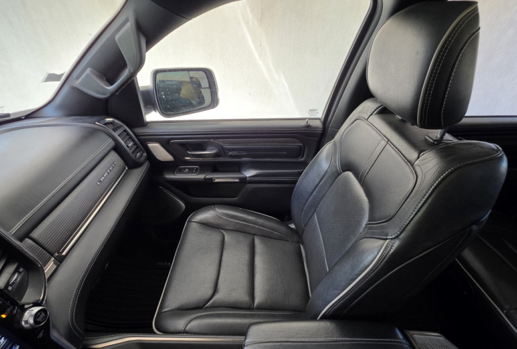 Dodge RAM 1500 Crew Cab Pick-up 5.7 V8 HEMI 4WD NIGHT EDITION LIMITED / ETHANOL CARTE GRISE E85