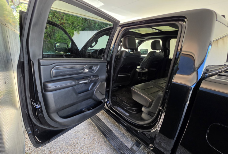 Dodge RAM 1500 Crew Cab Pick-up 5.7 V8 HEMI 4WD NIGHT EDITION LIMITED / ETHANOL CARTE GRISE E85