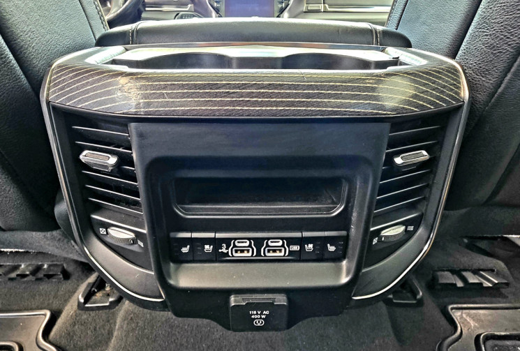 Dodge RAM 1500 Crew Cab Pick-up 5.7 V8 HEMI 4WD NIGHT EDITION LIMITED / ETHANOL CARTE GRISE E85