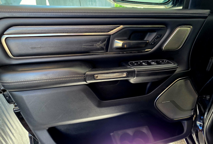 Dodge RAM 1500 Crew Cab Pick-up 5.7 V8 HEMI 4WD NIGHT EDITION LIMITED / ETHANOL CARTE GRISE E85