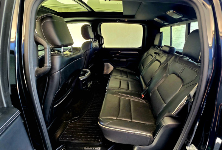 Dodge RAM 1500 Crew Cab Pick-up 5.7 V8 HEMI 4WD NIGHT EDITION LIMITED / ETHANOL CARTE GRISE E85
