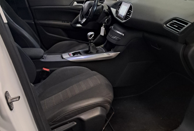Peugeot 308 phase 2 1.2  130 Allure -  toit pano carplay - REVISEE DISTRI NEUVE -  