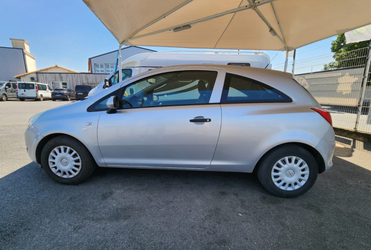 Opel Corsa  1.2 80 COSMO / CHAINE DE DISTRIBUTION / ENTRETIEN A JOUR / 