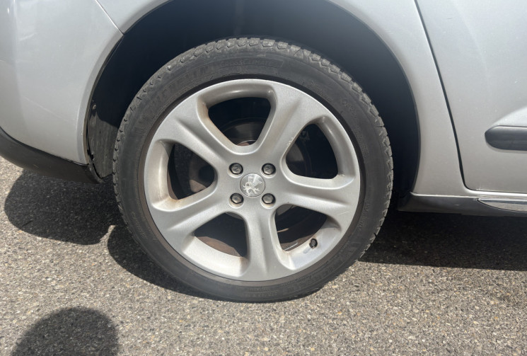 Peugeot 3008 1.6 HDi 115 ch Féline ETG6 / Courroie OK / Toit pano / Siège chauffant