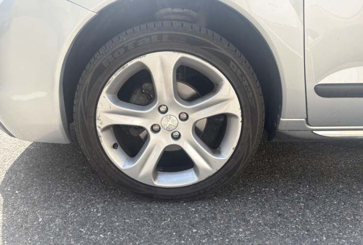 Peugeot 3008 1.6 HDi 115 ch Féline ETG6 / Courroie OK / Toit pano / Siège chauffant