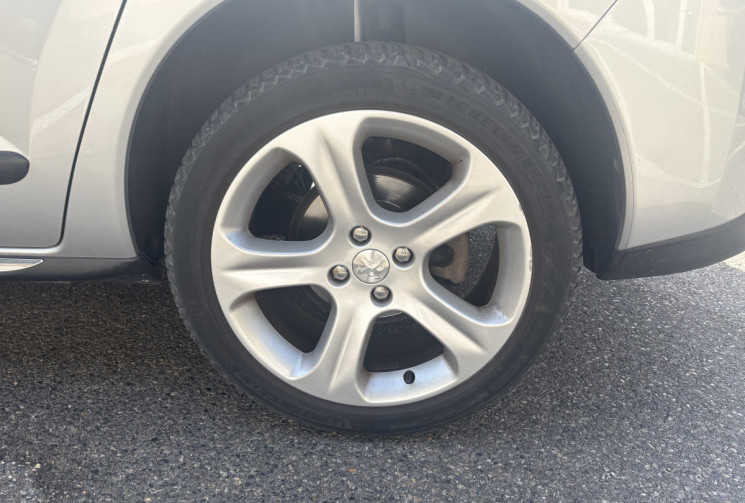 Peugeot 3008 1.6 HDi 115 ch Féline ETG6 / Courroie OK / Toit pano / Siège chauffant