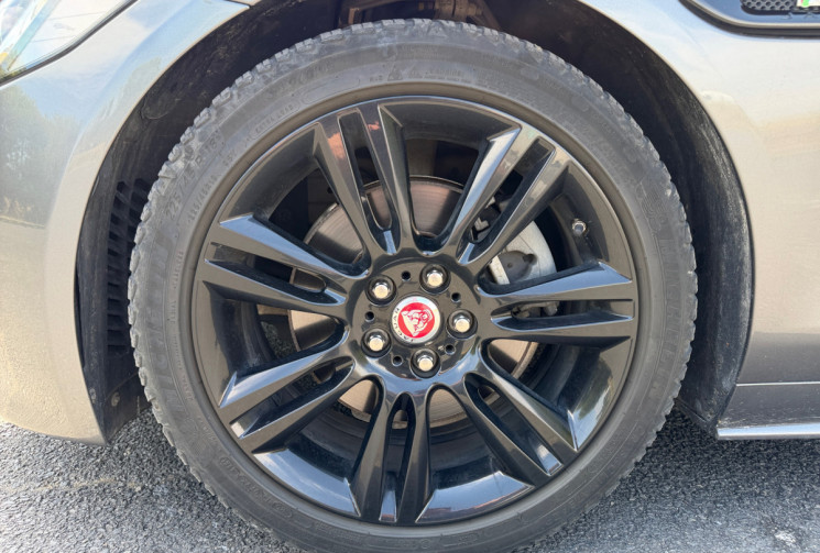 Jaguar XE 2.0 D 180 cv / R Dynamic 