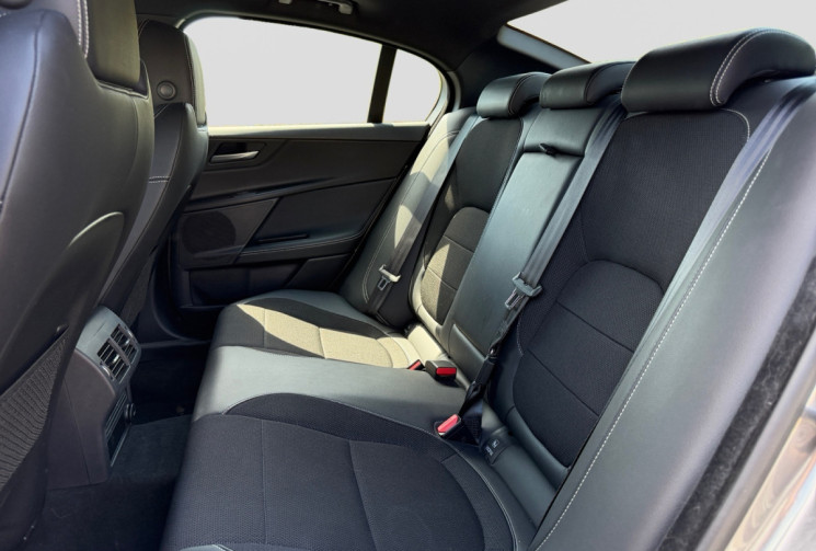 Jaguar XE 2.0 D 180 cv / R Dynamic 