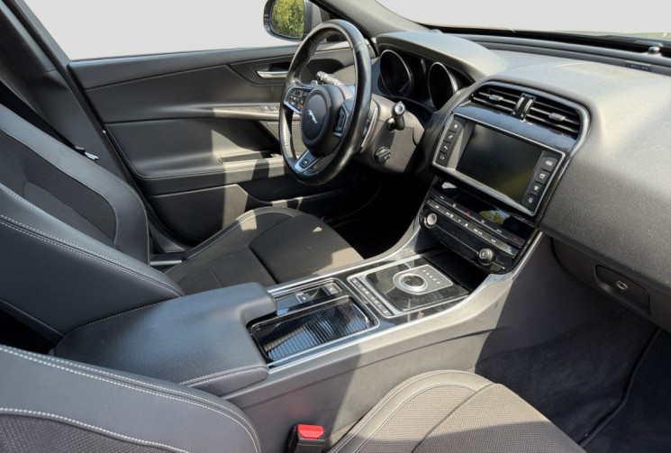 Jaguar XE 2.0 D 180 cv / R Dynamic 