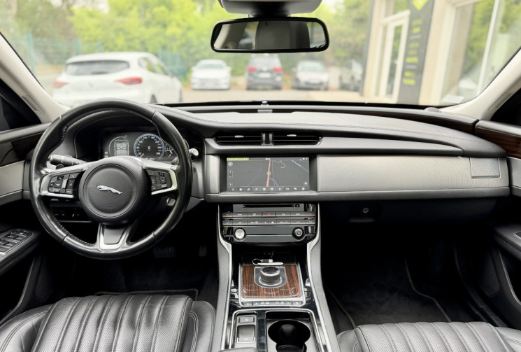 Jaguar XF SPORTBRAKE 2.0 D 240 PRESTIGE AWD / Toit panoramique / Caméra 360° / Sièges électriques 