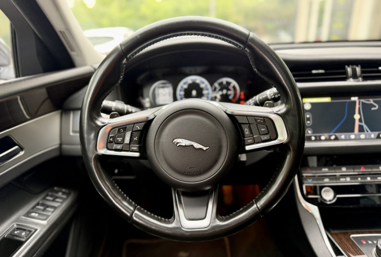Jaguar XF SPORTBRAKE 2.0 D 240 PRESTIGE AWD / Toit panoramique / Caméra 360° / Sièges électriques 