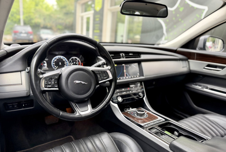 Jaguar XF SPORTBRAKE 2.0 D 240 PRESTIGE AWD / Toit panoramique / Caméra 360° / Sièges électriques 