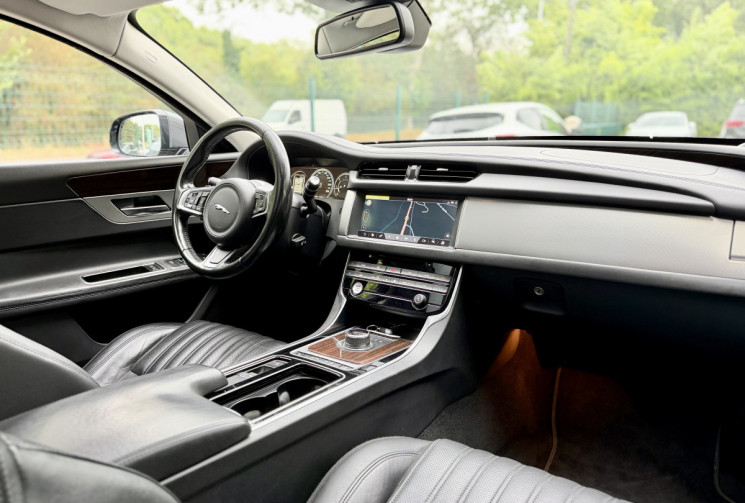 Jaguar XF SPORTBRAKE 2.0 D 240 PRESTIGE AWD / Toit panoramique / Caméra 360° / Sièges électriques 