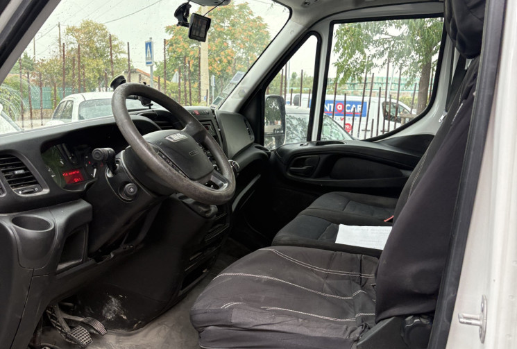 Iveco Daily 35S14 140cv 9m2 L2H1 3T5 / 190000km/ 2017 / Clim auto / Caméra / Attelage 