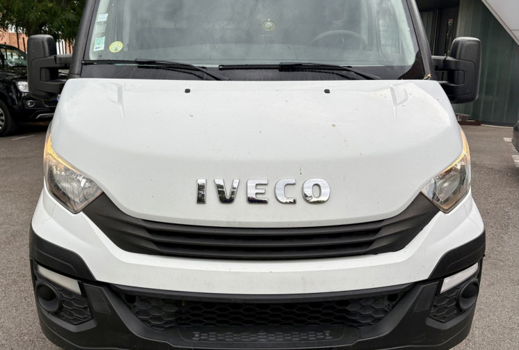 Iveco Daily 35S14 140cv 9m2 L2H1 3T5 / 190000km/ 2017 / Clim auto / Caméra / Attelage 
