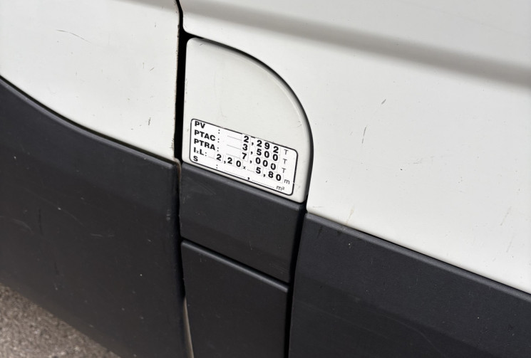 Iveco Daily 35S14 140cv 9m2 L2H1 3T5 / 190000km/ 2017 / Clim auto / Caméra / Attelage 