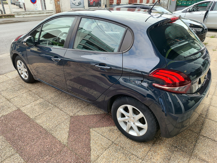 Peugeot 208 1.2 82 cv ALLURE / Sièges chauffants 