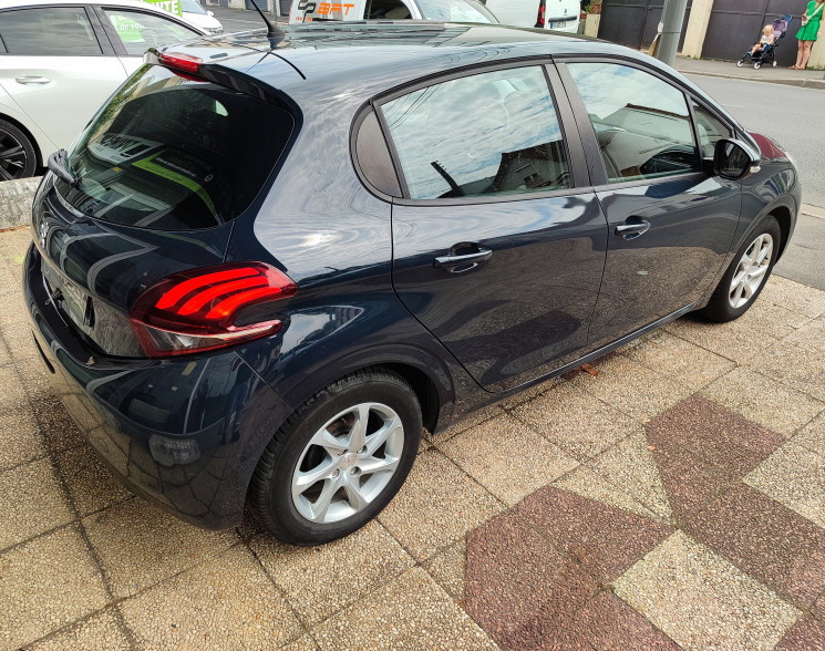 Peugeot 208 1.2 82 cv ALLURE / Sièges chauffants 