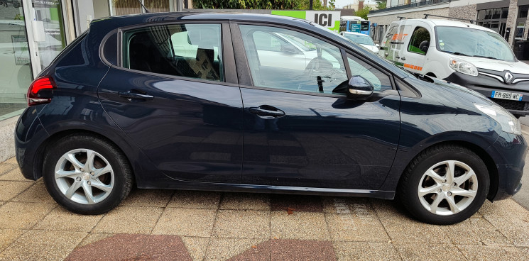 Peugeot 208 1.2 82 cv ALLURE / Sièges chauffants 