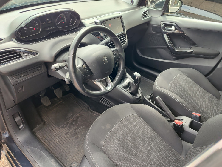 Peugeot 208 1.2 82 cv ALLURE / Sièges chauffants 
