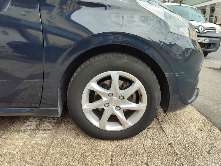 Peugeot 208 1.2 82 cv ALLURE / Sièges chauffants 