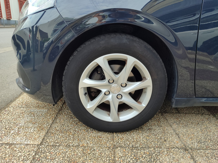 Peugeot 208 1.2 82 cv ALLURE / Sièges chauffants 