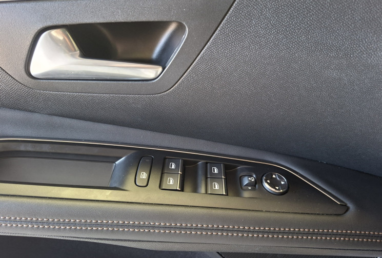 Peugeot 3008 1.6 THP 300 Hybrid4 GT PLUG IN EAT8 / TOIT OUVRANT/ENTRETIEN A JOUR
