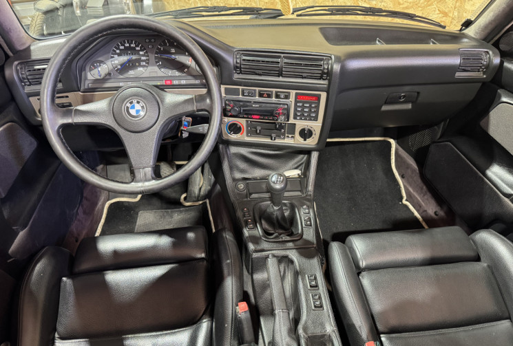 BMW Série 3 E30 325 i  PACK M 172 CV GARANTIE 1 AN
