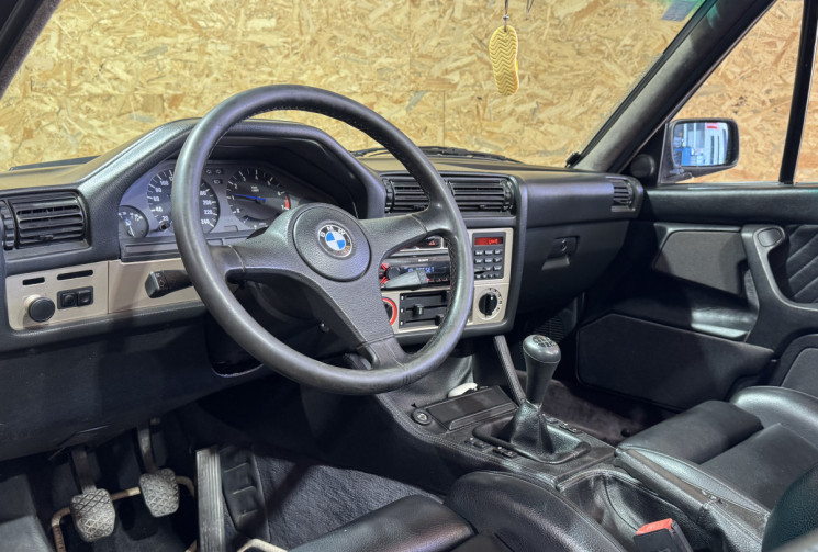 BMW Série 3 E30 325 i  PACK M 172 CV GARANTIE 1 AN