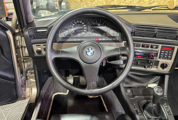 BMW Série 3 E30 325 i  PACK M 172 CV GARANTIE 1 AN