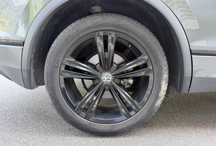 Volkswagen Tiguan Black R-Line 2.0 TDi 150 DSG7 / Toit ouvrant  / Camera / CarPlay / Siège chauffant