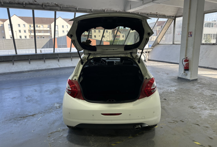 Peugeot 208  1.2 Puretech 82 ALLURE /Courroie à 139000km /Toit Pano /Cuir /Régulateur /Bluetooth