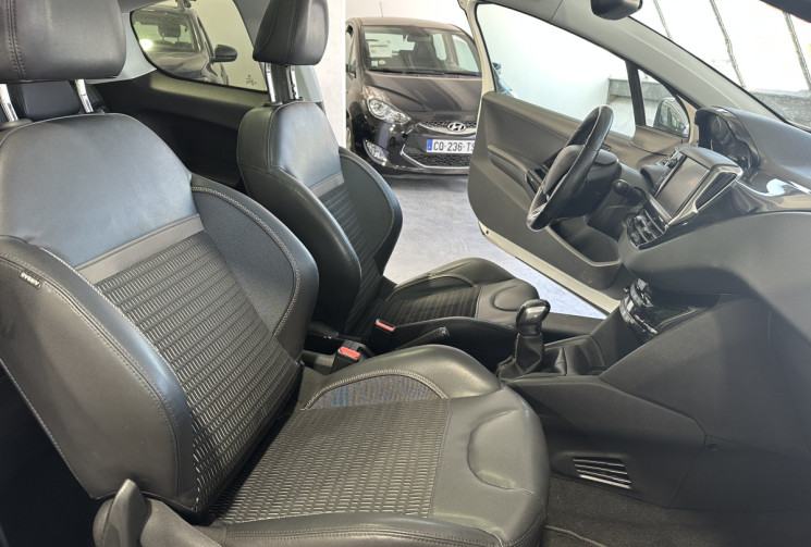 Peugeot 208  1.2 Puretech 82 ALLURE /Courroie à 139000km /Toit Pano /Cuir /Régulateur /Bluetooth
