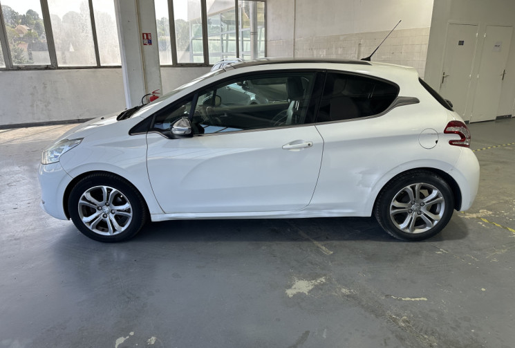 Peugeot 208  1.2 Puretech 82 ALLURE /Courroie à 139000km /Toit Pano /Cuir /Régulateur /Bluetooth