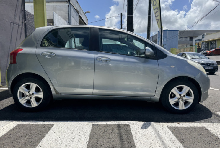 Toyota Yaris  II 5 portes 1.3 VVTi 87 cv // Moteur à Chaine // peu kilométrée