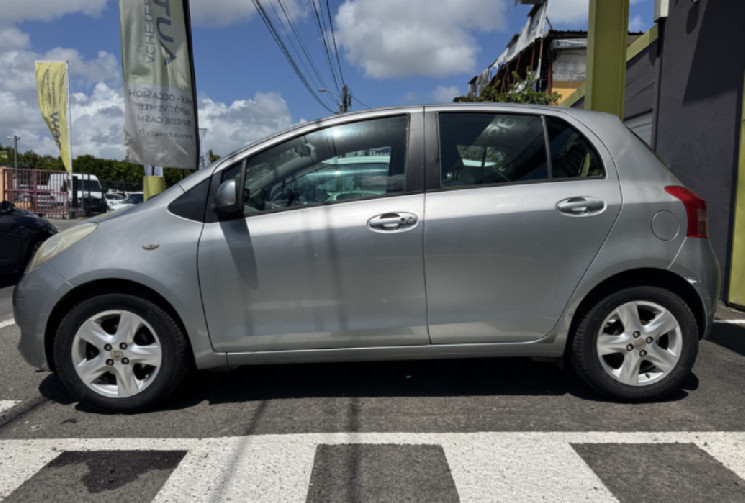 Toyota Yaris  II 5 portes 1.3 VVTi 87 cv // Moteur à Chaine // peu kilométrée