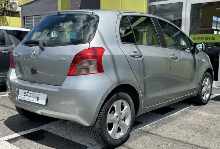 Toyota Yaris  II 5 portes 1.3 VVTi 87 cv // Moteur à Chaine // peu kilométrée